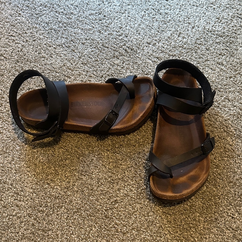 Birkenstock women’s black yara sandals